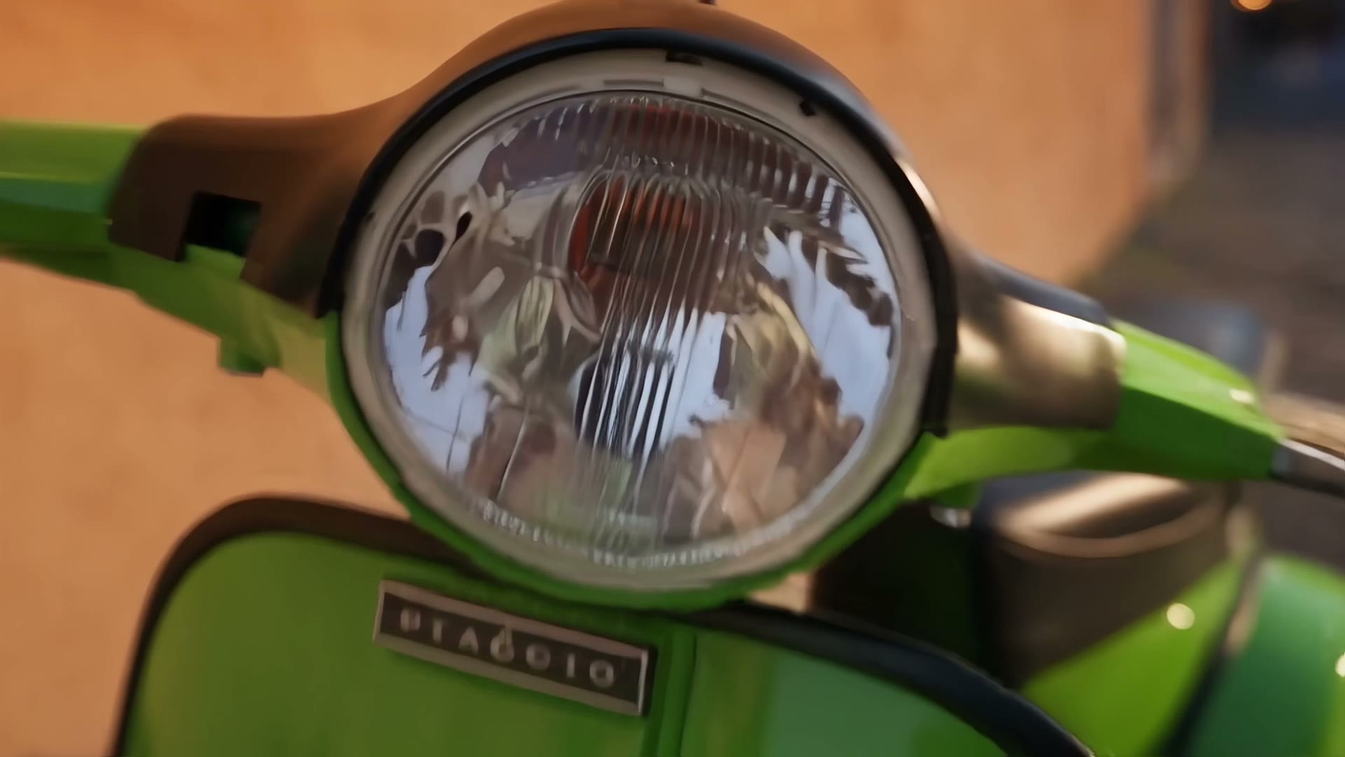 Una rivista aperta su un tavolino accanto a una PX verde all'ora blu