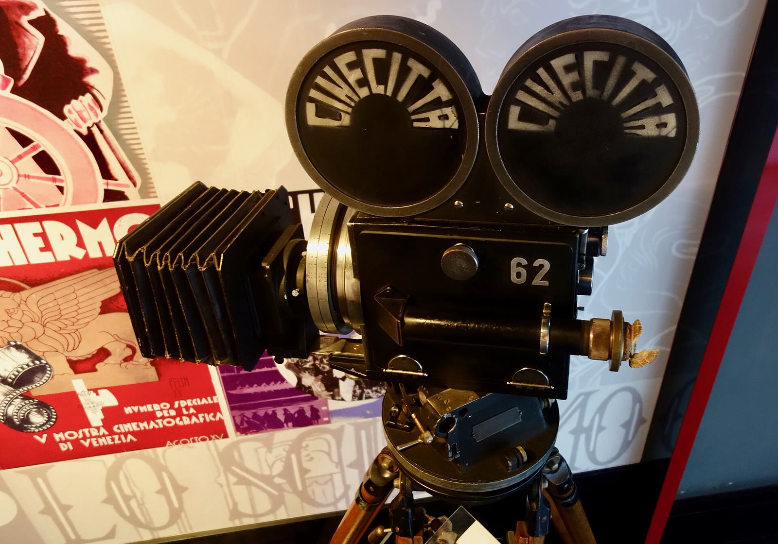 Una cinepresa d'epoca negli studi di Cinecittà