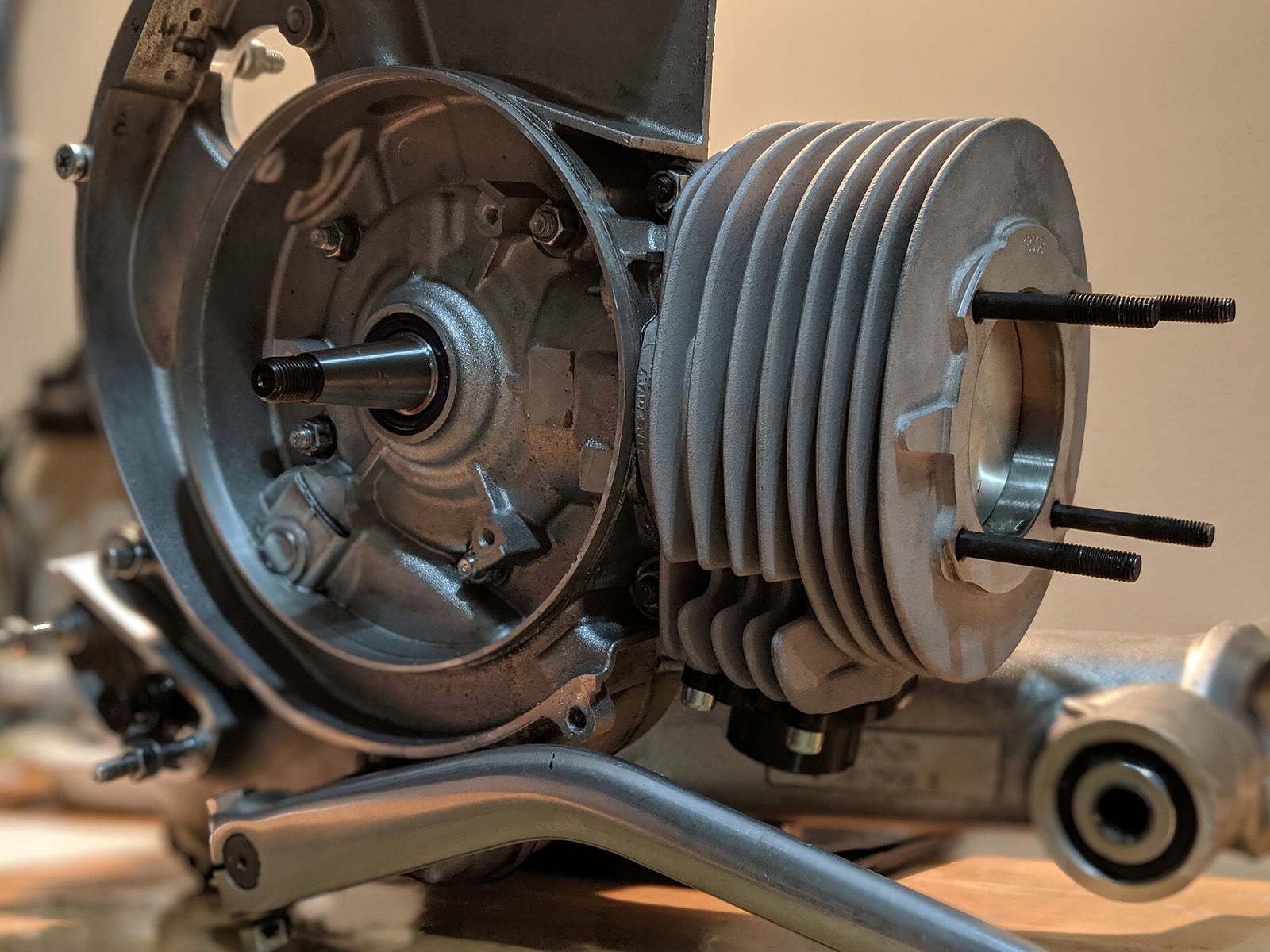 Un motore di Vespa aperto sul banco