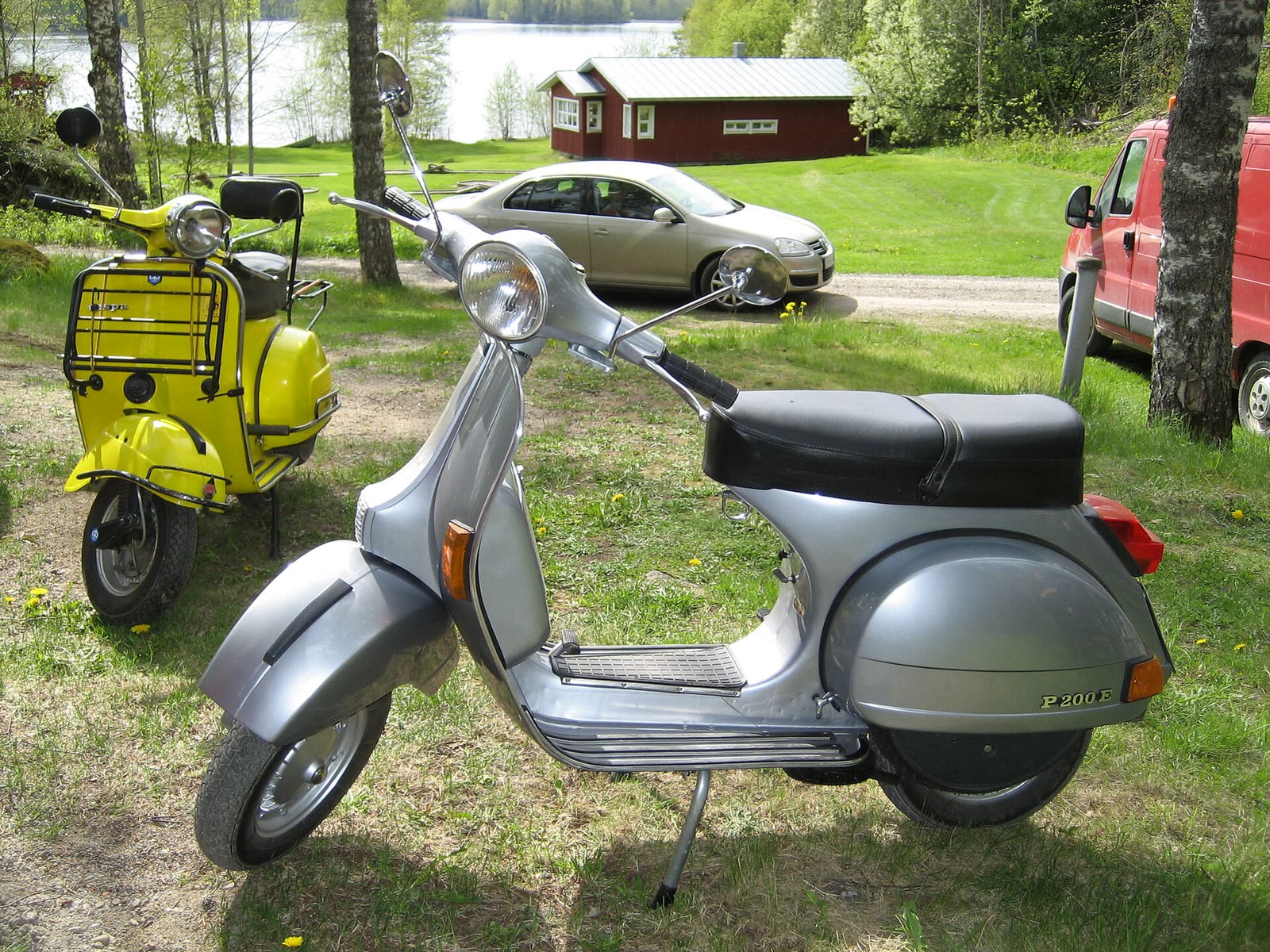 Vespa P 200 E grigia su un prato (2/2)