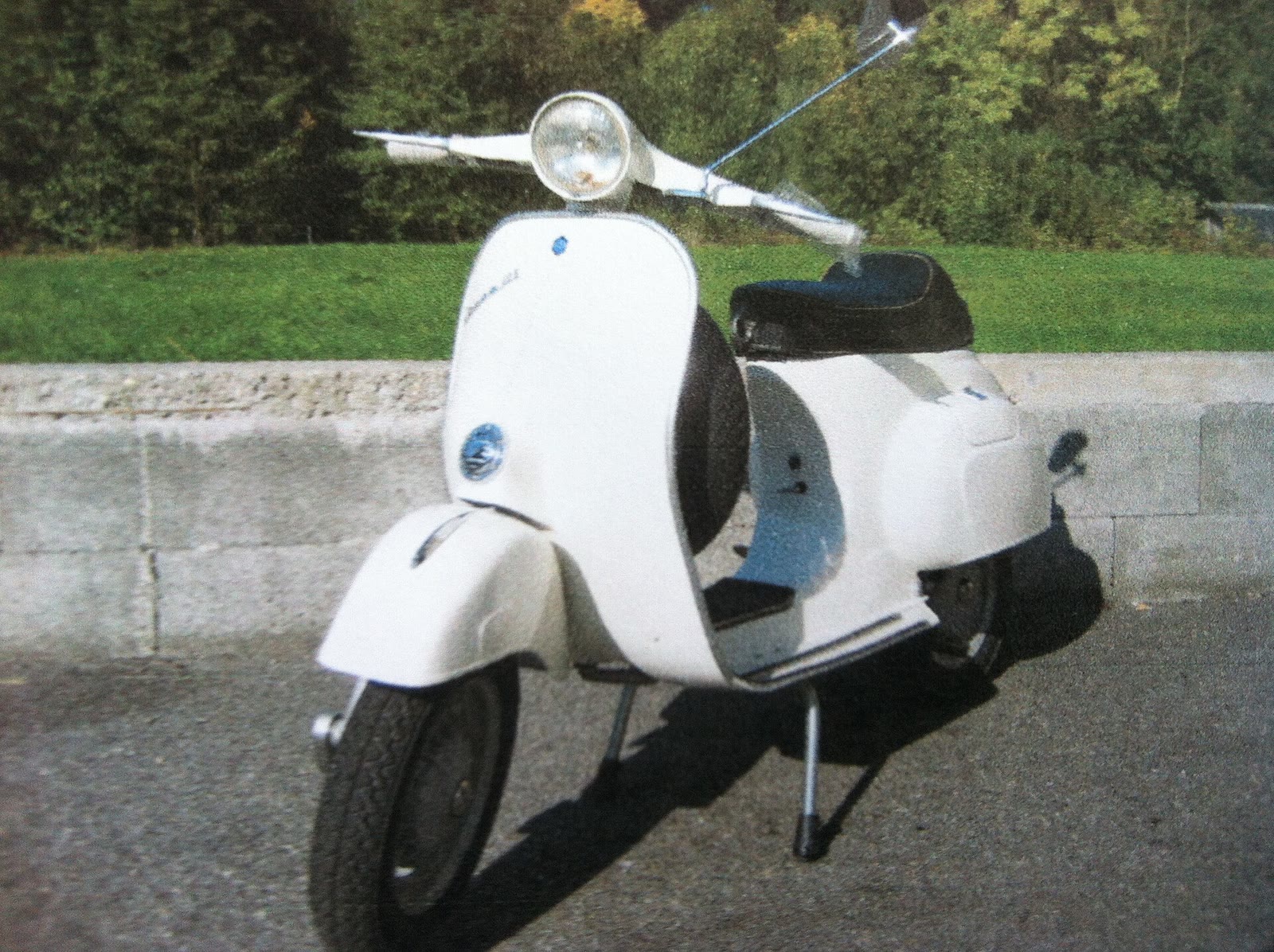 Vespa Primavera 125 bianca parcheggiata su una strada (2/2)