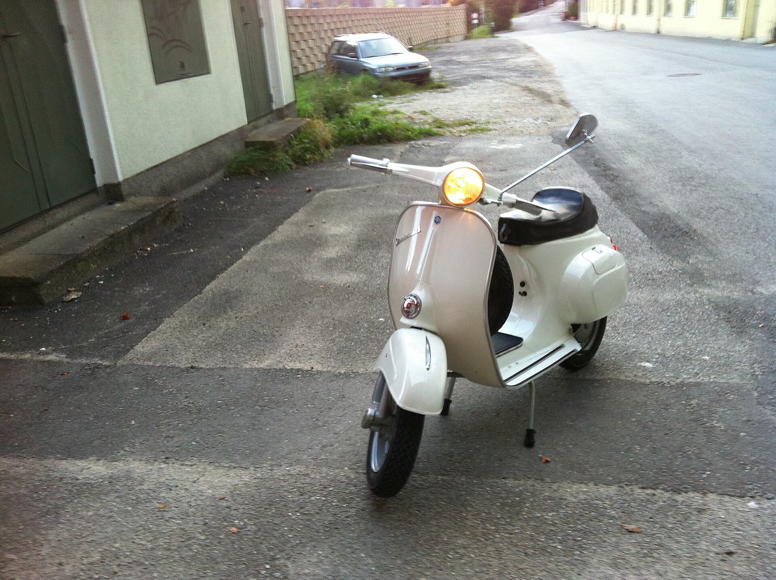 Vespa Primavera 125 bianca parcheggiata su una strada