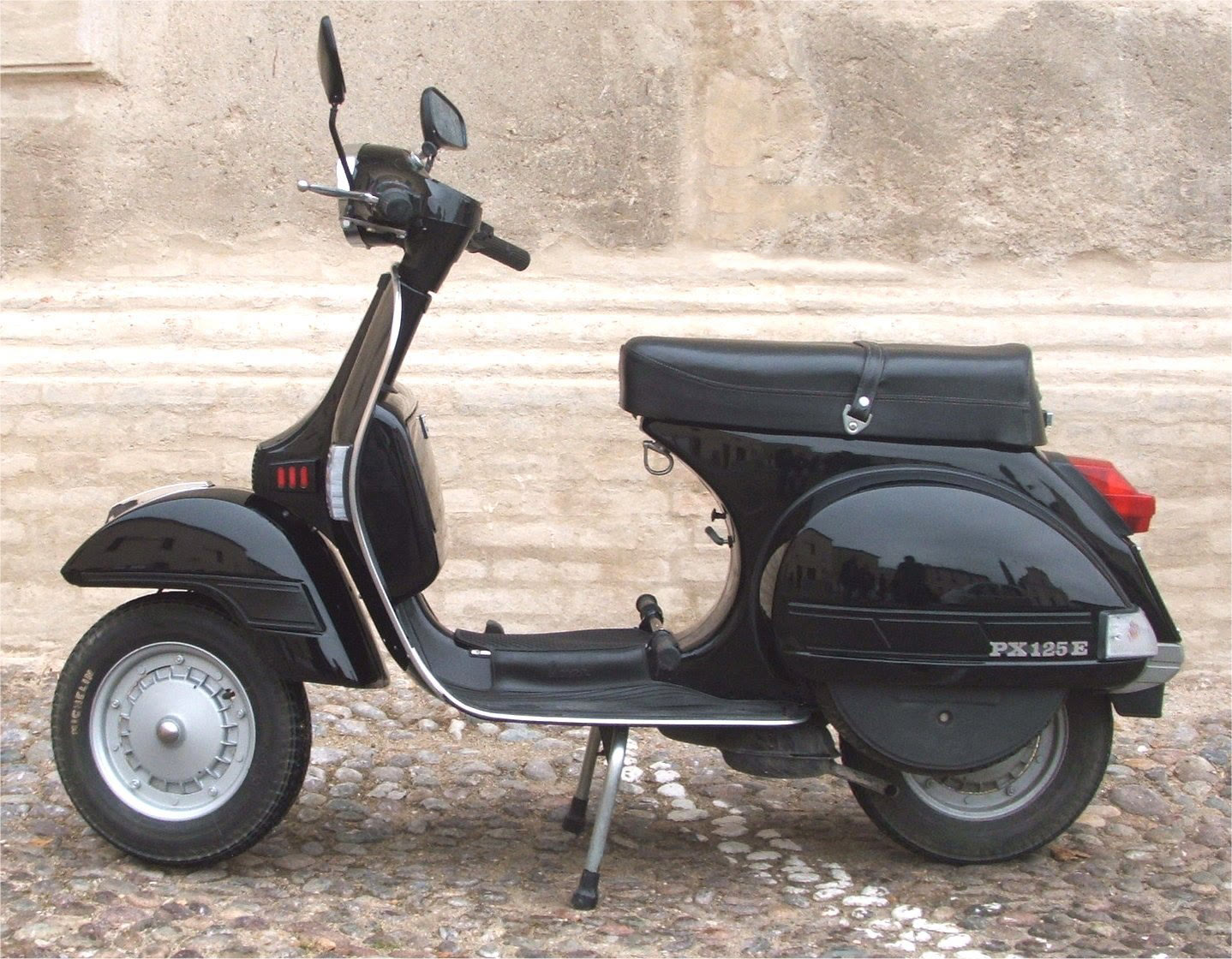 Vespa PX 125 E nera di profilo