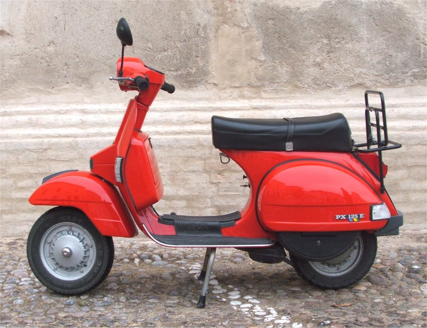 Vespa PX 125 E rossa di profilo