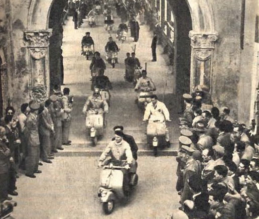 Un raduno di vespisti a Bassano nel 1952, fotografia d'archivio