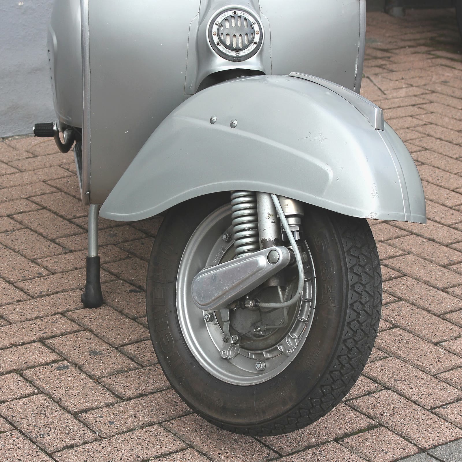 Vespa Sprint 150 azzurra parcheggiata su una strada (2/2)