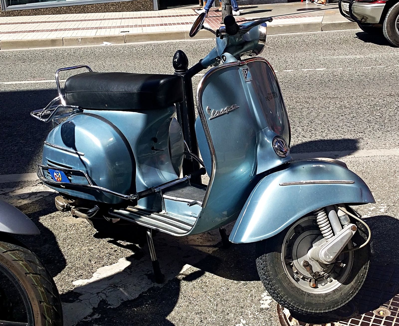 Vespa Sprint 150 azzurra parcheggiata su una strada